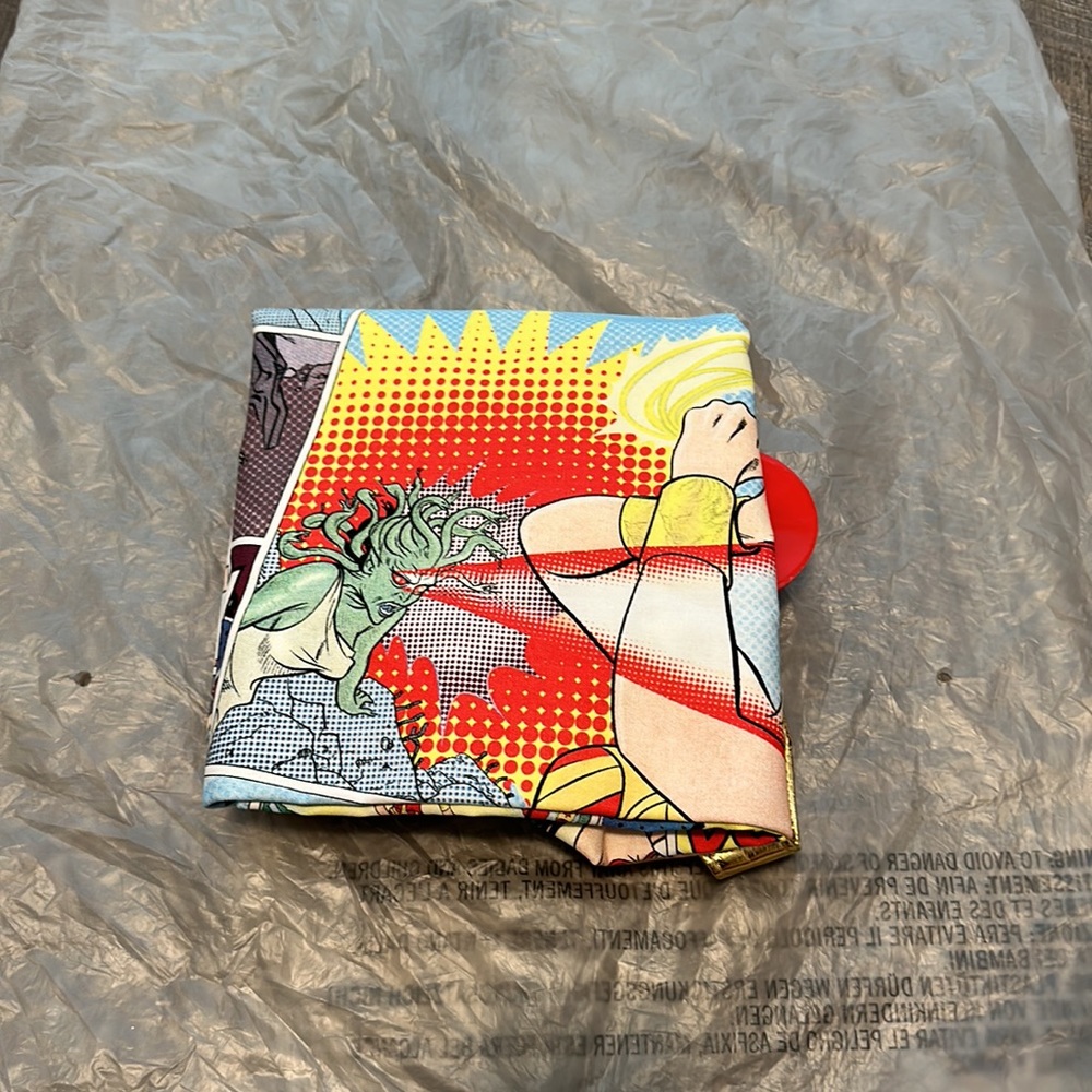 MAC WONDER WOMAN BOLD BABE TOTE - Picture 7 of 8